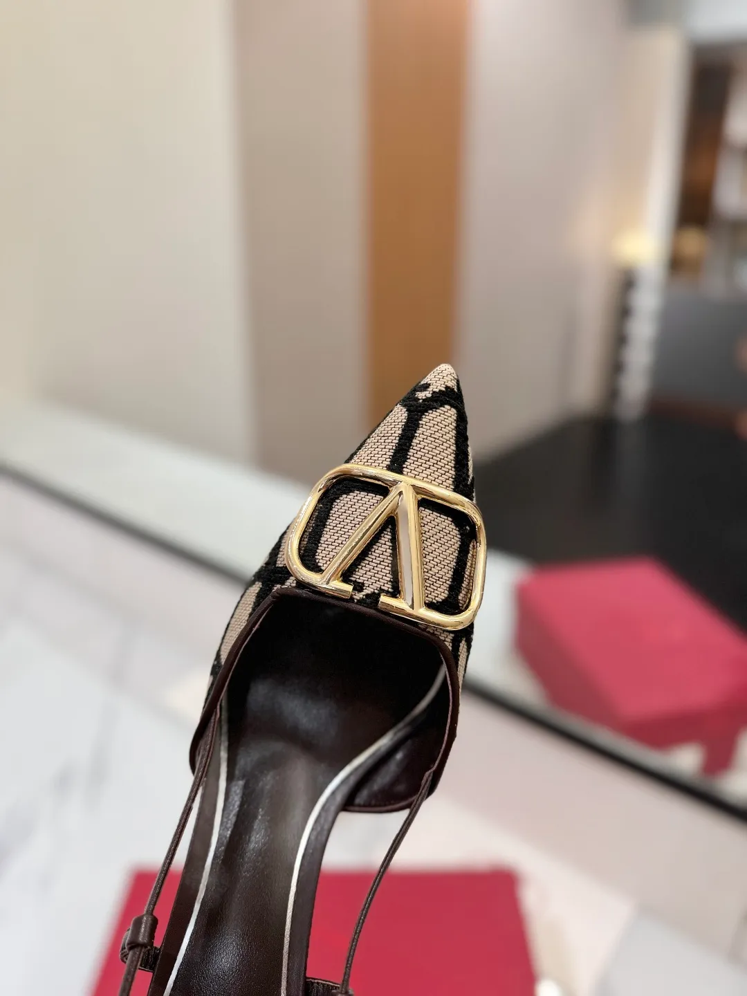 👟👟Ex-factory price 520👟👟 Valentino VALENTINO's latest Valentino GaravaniV logo slingback high heels, with VLogo Signature decoration - Platinum tone VLogoSignature decoration ♡Elegant style, creating a different feeling! ♡It is an indispensable shoe in your shoe cabinet! ♡Simple temperament style, the highest version on the market♡ ◆ Material: Woolen cloth material◆ ◆ Lining and feet: imported goatskin◆ ◆ Outsole: Italian genuine leather outsole ◆ ◆ Heel height: ❽𝙘𝙢 ◆ ♡ show bdetails ♡ ———————————— ◢size. |35-39 (34.40 41 42 customized)◣